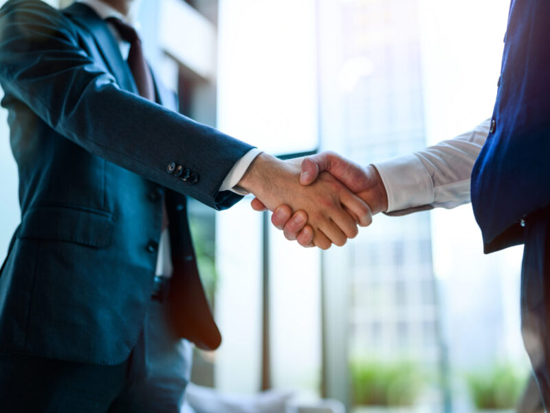 ビジネスパートナーとして握手する写真
